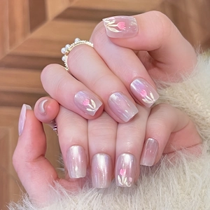 Faux ongles œil de chat rose avec motif tulipe et fini nacré sur mains de mannequin
