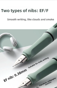 Détail de la plume EF 0,38mm et du grip ergonomique du stylo-plume vert Morandi
