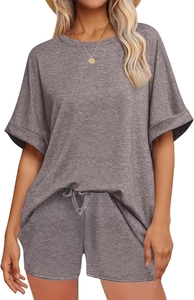 Detail von dunkelgrauem Strick-Lounge-Set mit Kordelzug-Shorts und Oversized-T-Shirt