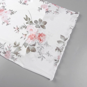 Nahaufnahme von Blumenprint-Stoff mit rosa Rosen und feinem gerafftem Wellensaum