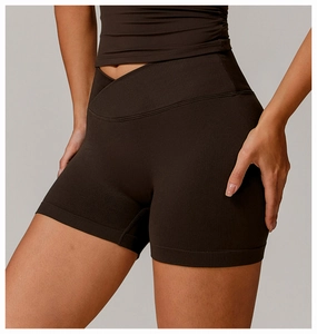 Nahaufnahme von schokoladenbraunen Yoga-Shorts mit nahtlosem Cross-Waist-Design