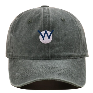 Gros plan détaillé d'une casquette en coton délavé gris foncé avec logo W brodé