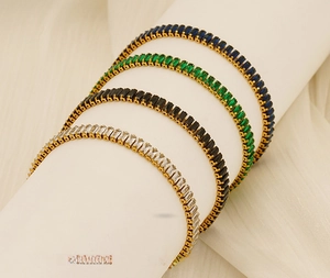 Detail von 18K vergoldeten Edelstahl-Tennisarmbändern mit farbigen Zirkonia-Steinen