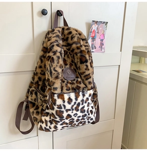Dettaglio dello zaino di peluche leopardato con design patchwork e trama morbida