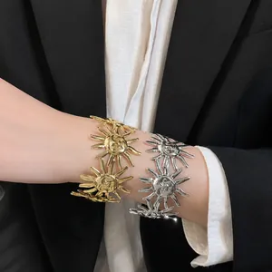 Modischer offener Armreif aus Metall mit Sonnenmotiv und Yin-Yang in Gold und Silber