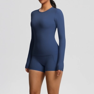 Vue détaillée de l'ensemble de yoga bleu marine montrant les poches sur le short de sport
