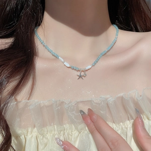 Vue détaillée du collier de perles bleu clair avec perles de poisson et étoile de mer