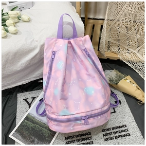Details des pink-violetten Galaxie-Yogarucksacks mit Nass-Trocken-Trennung und Schuhfach