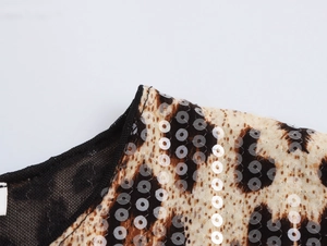 Gros plan sur le motif léopard avec paillettes brillantes et bordure en résille noire