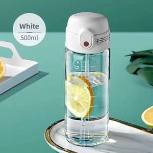 Nahaufnahme einer weißen 500-ml-Trinkflasche aus Glas mit Skala und integriertem Strohhalm