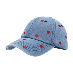 Casquette de baseball en jean bleu avec broderie cœur rouge et visière courbée pour le soleil
