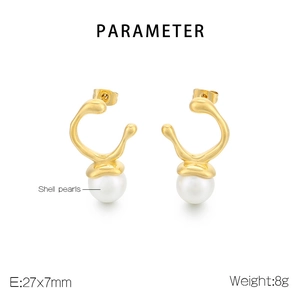 Detail shot of golden geometric earring with shell pearl, size 27x7mm and 8g weight