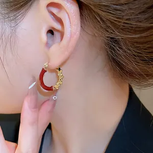 Créoles en forme de C en émail rouge et or texturé pour un style esthétique de luxe