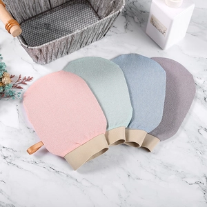 Set mit vier bunten Peeling-Handschuhen mit strukturierter Oberfläche und elastischem Bund