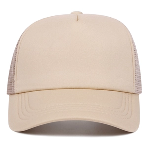 Nahaufnahme der beigen Mesh-Trucker-Kappe mit atmungsaktivem Netzrücken und gebogenem Visier
