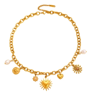 Collana a catena spessa in acciaio placcato oro 18K con ciondoli e perle bianche