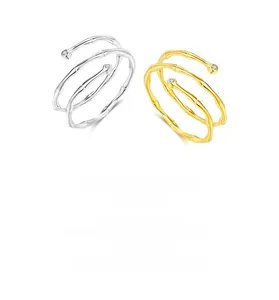 Detailsicht auf geschichtete Bambusringe in Silber und Gold mit funkelnden Zirkonias