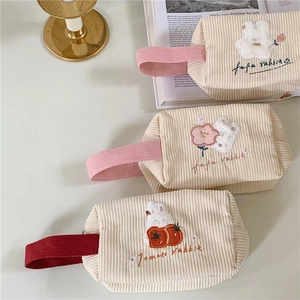 Niedliche Kosmetiktasche aus Cord mit Blumen-Kaninchen-Stickerei und Tragegriffen