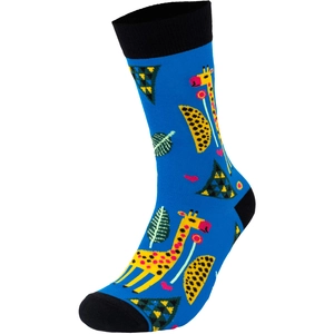 Détail de chaussettes en tricot bleu avec motif de girafe jaune et arbres géométriques
