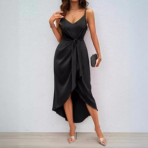 Robe midi élégante en satin noir avec col en V, ceinture à la taille et ourlet asymétrique