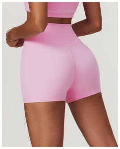 Vue détaillée du short de fitness rose à taille haute avec coutures galbantes fessiers