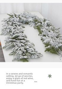 Dettaglio di ghirlanda di pino artificiale con neve floccata per decorazioni natalizie