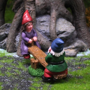 Nains de jardin sur balançoire, figurine miniature en résine pour décor de paysage