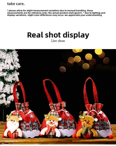 Detailansicht der Weihnachts-Geschenktüten mit Weihnachtsmann, Schneemann und Rentier-Motiven