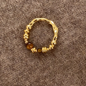 Vintage 18K gold plated tiger eye stone elastic ring with hammer-textured metal design