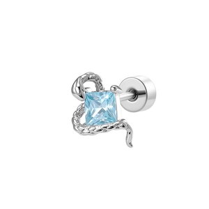 Orecchino a serpente in argento con zircone quadrato azzurro su sfondo bianco