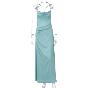 Nahaufnahme der hellblauen Satin-Abendrobe mit rückenfreiem Design und Wasserfallausschnitt