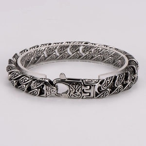 Vista macro dettagliata del bracciale vintage in acciaio argento con motivo inciso