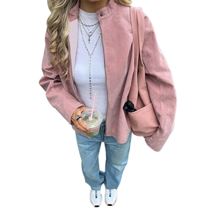 Rosa Wildlederimitat-Jacke mit Stehkragen, langen Ärmeln und passender Umhängetasche
