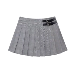 Mini-jupe-short plissée à carreaux gris avec brides à boucle en cuir noir en vue à plat