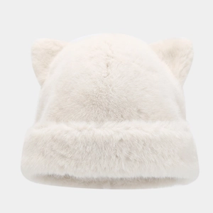 Détail de ce bonnet blanc en fausse fourrure à oreilles de chat avec bordure repliée