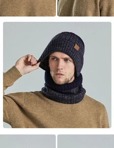 Detail van de donkerblauwe gebreide winterset met dikke textuur en fleecevoering