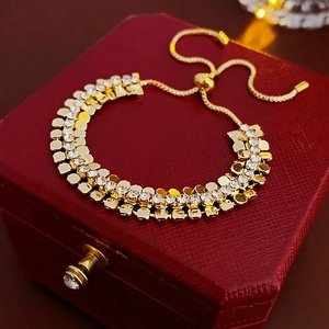 Bracelet doré ajustable de luxe avec trois rangées de strass étincelants pour femme