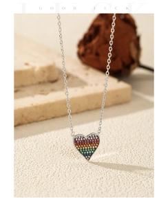 Dettaglio della collana con ciondolo a cuore in argento S925 e strass colorati su pietra