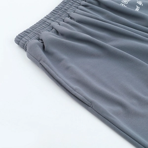 Détail du pantalon de sport gris avec taille élastique et inscription SPORT life