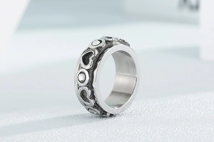 Gros plan sur une bague tournante cœur en argent avec cristaux et fini vintage