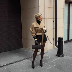 Trench-coat court chic kaki avec ceinture à la taille et double boutonnage pour femme