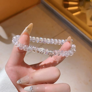 Gros plan d'un bracelet en perles de cristal avec breloques étoiles et coquillages
