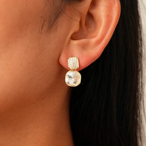Boucles d'oreilles dorées avec clous carrés en diamants et grandes pierres transparentes