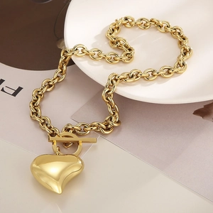 Collar con colgante de corazón de acero de titanio dorado con cadena gruesa y cierre OT