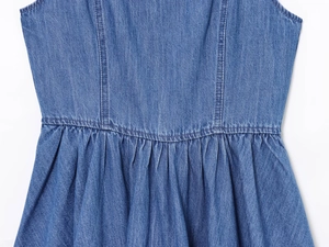 Dettaglio della vita a pieghe e doppie cuciture su un abito di jeans blu svasato