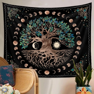 Detailansicht des Boho-Wandteppichs mit Lebensbaum und Mondphasen in Wohnumgebung