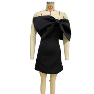 Robe bustier noire ajustée avec un grand nœud et une élégante silhouette en A