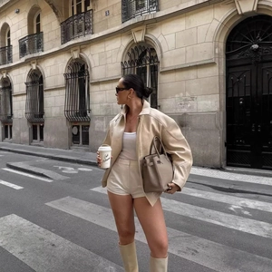 Giacca chic in ecopelle beige chiaro oversize stile pilota vintage con vestibilità ampia