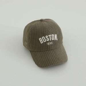 Détail de la casquette de baseball en velours côtelé olive avec broderie Boston 1630
