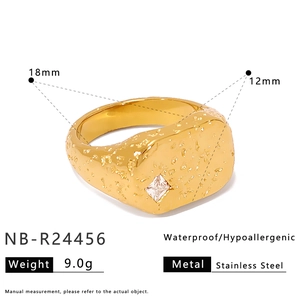 Vue détaillée d'une bague vintage en acier doré avec spécifications de taille et de poids